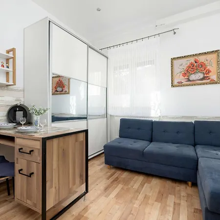 Cozy & Functional With Air Conditioning By Renters *
